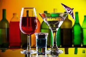 無酒精飲料市場動態 喜力新廣告、怡泉推減糖版，專家警示能量飲料與酒精混合風險